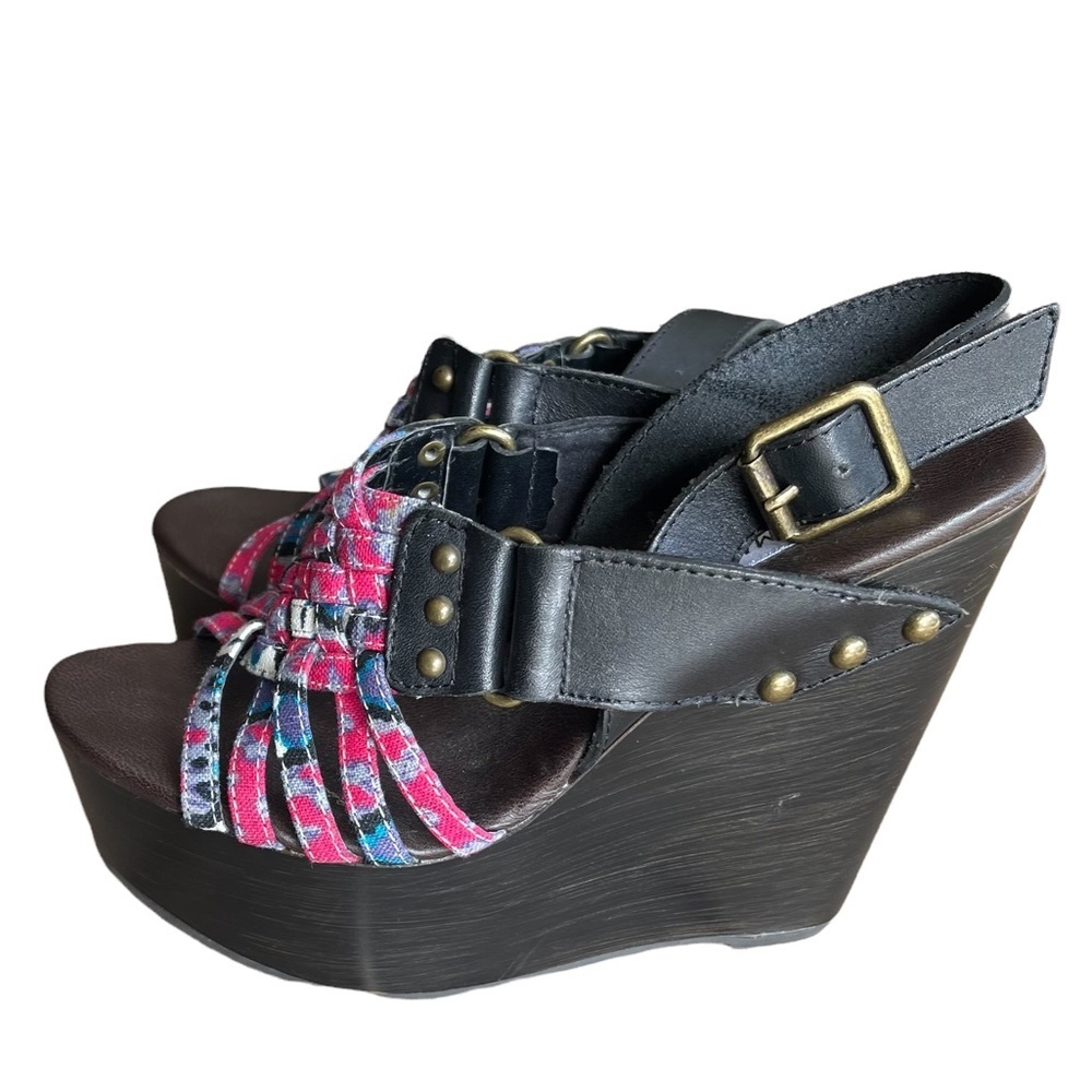 Steve Madden Wedge Sandal Size: 5